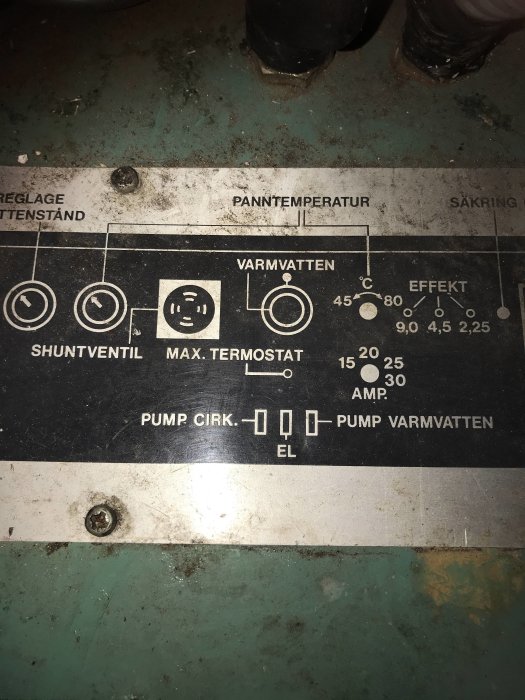 Kontrollpanel för pannan med reglage för temperatur, pumpar och effektinställningar.