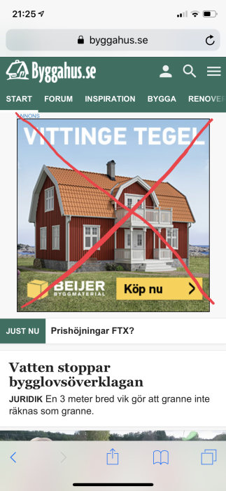 Skärmbild av webbsida med ett rött kryss över en annons för byggmaterial ovanför en artikel.