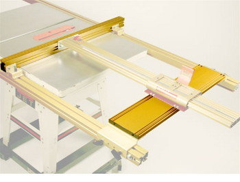 Extruderad aluminiumprofil med t-spår, som används i en justerbar fräsanordning på ett snickeribord.