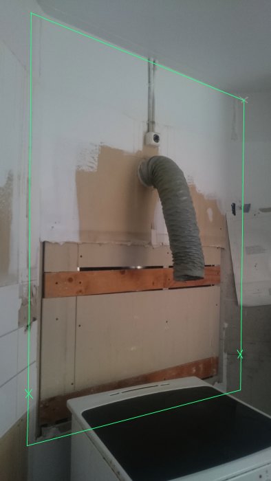 Ritning över en köksrenovering visar nya gipsväggsplaceringar och bänkskivans fastsättningspunkter.