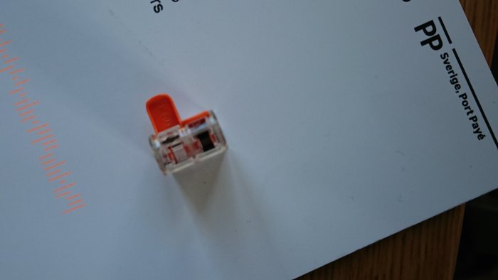 Elektrisk klämma på ett papper, fråga om kapacitet för sammanbindning av kablar.