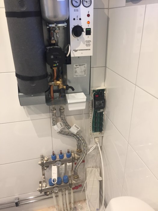 Värmesystem med märkningar i blått på flödesmätare och inställningar för golvvärme.