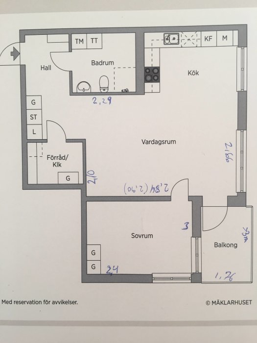 Ritning av en lägenhetsplan med kök, sovrum, vardagsrum och badrum samt potentiellt omorganiserat sovrum.