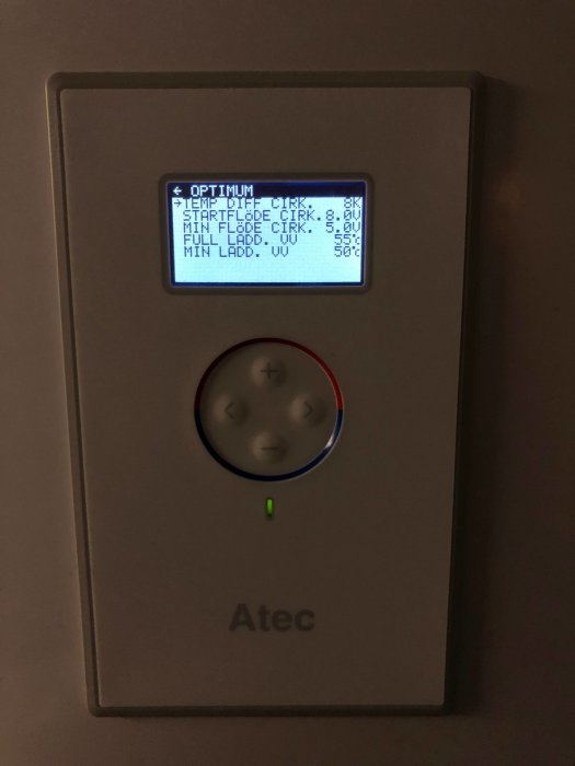 Digital värmeväxlare kontrollpanel med meny för justering av pumpinställningar.