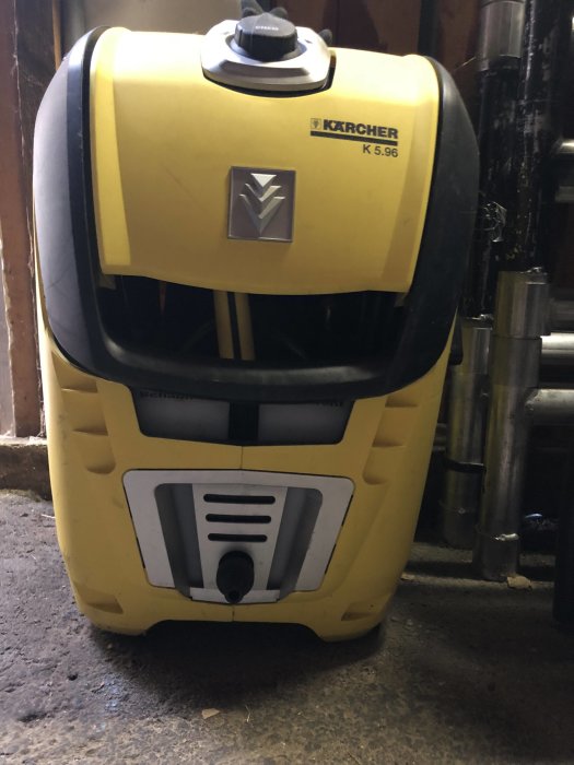 Kärcher K5.96 högtryckstvätt med slangvinda och tvättmedelsbehållare, använd i garage.