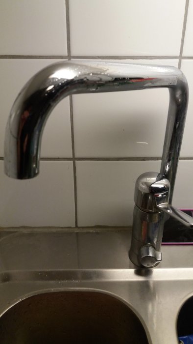 Kromad köksblandare med fastrostad strålsamlare och synlig invändig gänga ovanför diskho.