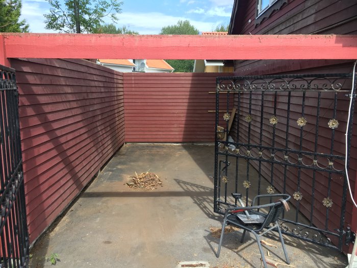 Rivet carporttak med röda väggar och öppet bjälklag redo för takstolarnas installation.