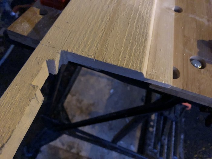 Träpanel som inte passar helt över U-formad metallprofil på grund av otillräcklig mallning.
