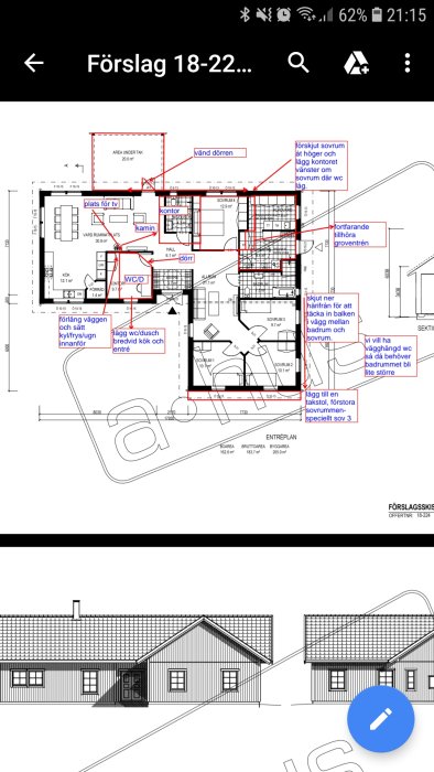 Arkitektritning med markerade ändringsförslag och kommentarer för ett husprojekt.