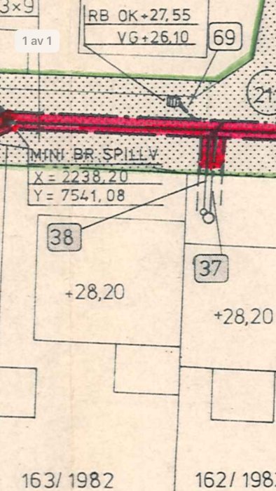 Del av kommunal ritning som visar husnummer 38 och angränsande rörledning markerad i rött.