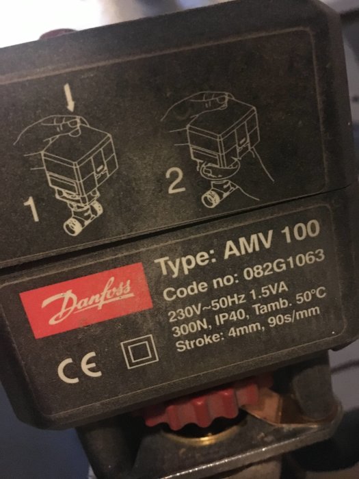 Närkoll av en Danfoss AMV 100 ventilaktuator med specifikationer och installationsdiagram.