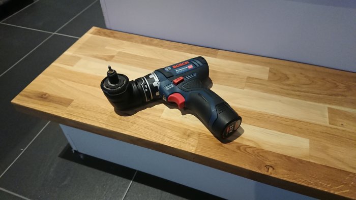 Bosch vinkelchuck på ett nyinstallerat eksteg i en trappa.