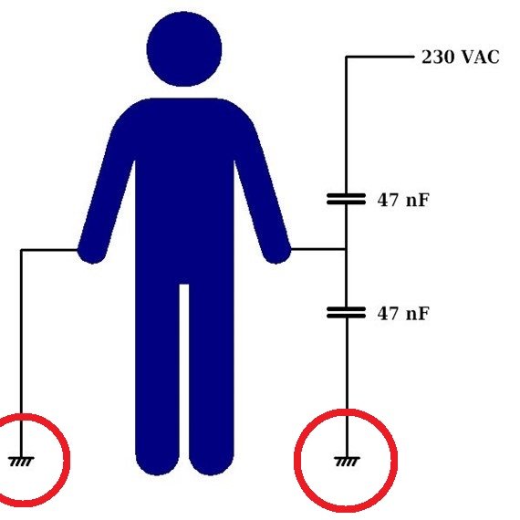 Schematisk bild av en felaktig elritning med en figur omgiven av kopplingar och kondensatorer.