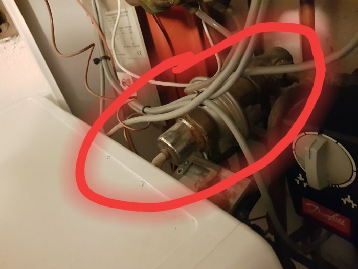 Skadad Cetetherm U21 CU WD cylinder med rostfläckar på display, markerad med en röd cirkel.