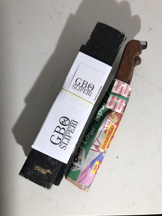 Slipsten och polermaskin från GBO Sliperi på ljus bakgrund.