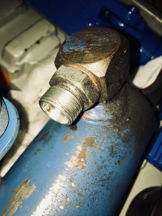 Närbild på ett hydraulaggregats anslutning, föreslagen för koppling till separat cylinder.