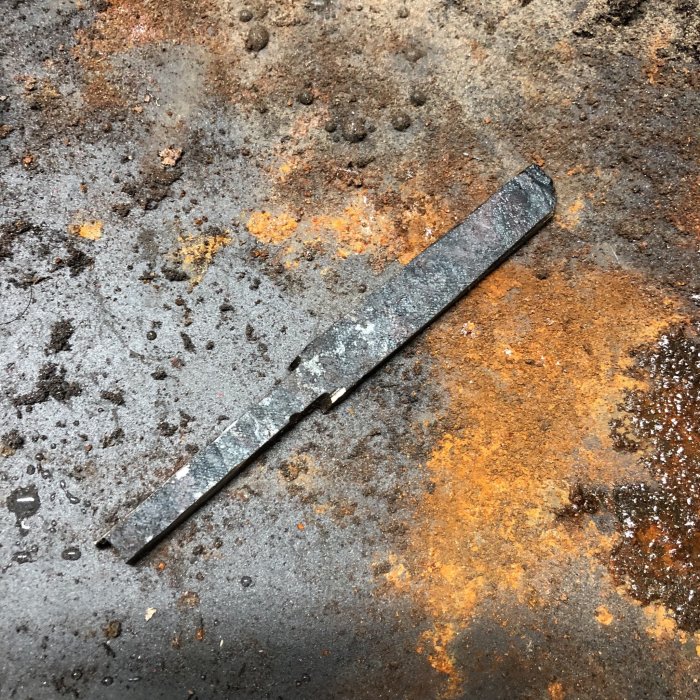 Hantverkat märkkniv av gammal fil med hög kolhalt, glashård och spröd på rostig yta.