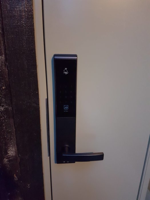 Närbild av en nyinstallerad dörr med ett modernt kodlås från Id Lock.