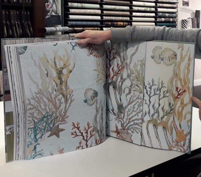 Hållen tapetbok med havstema för barnrummet, inkluderande koraller och marinliv.