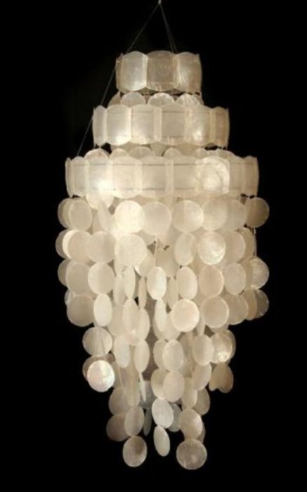 Hängande ljuskrona som liknar ett styliserat manet med flera rader av genomskinliga runda skivor.