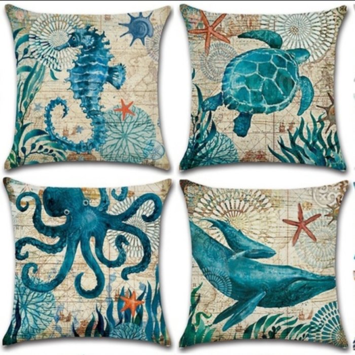 Fyra kuddfodral med marina motiv: sjöhäst, sköldpadda, bläckfisk och val på vintagekartbakgrund.