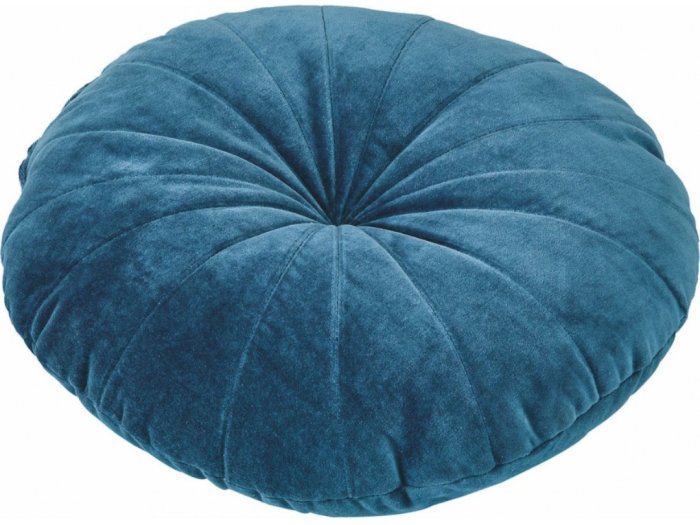 Mörkblå, rund sittpuff i sammetstyg med veckdetaljer som bidrar till ett mysigt sovrumsinredningstema.