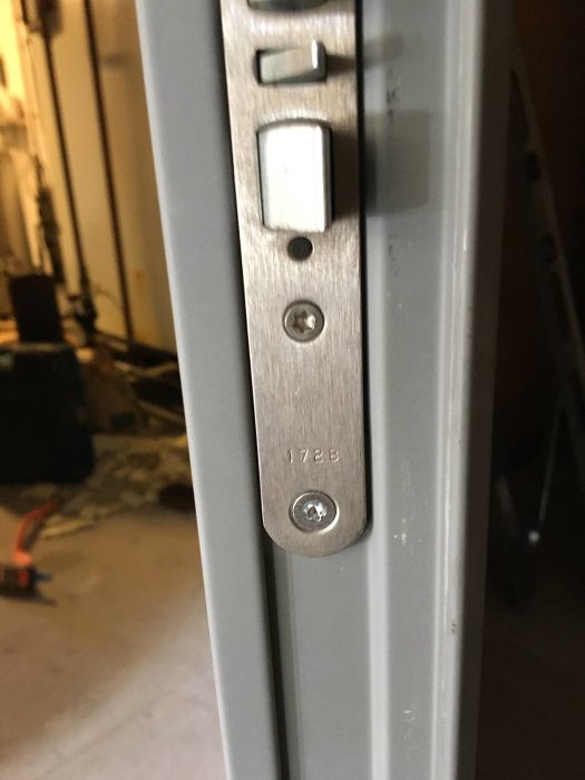 Närbild på en Assa Abloy 1728 låskista monterad på en ståldörrkarm.