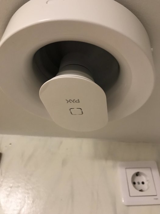 Nyinstallerad Pax Calima fläkt i tvättstuga med synlig elanslutning.