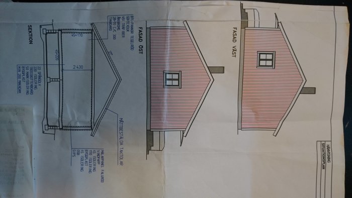 Ritning av hus med måttangivelser för omarbetning av vind till lekrum, inklusive gavel med fönster.