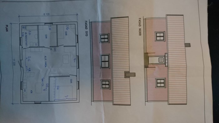 Planritning och fasadritning av ett hus, med måttangivelser och position för fönster och dörrar synliga.