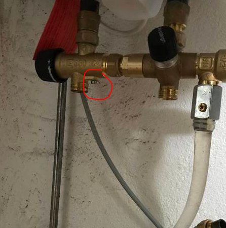 VVS-installation med en rödmarkerad luftningsskruv på ett rörsystem.