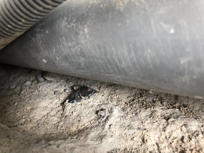 Bild på bilade upp betonggolv med synligt pansarrör och kabel, som visar ledningarnas riktning in mot en vägg.