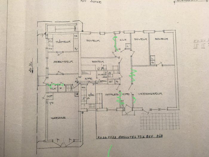 Planritning på ett hus med väggar markerade i grönt för eventuell rivning.