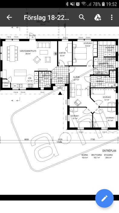 Planritning av ett hus med markerade rum som kök, WC, kontor och sovrum, samt ändringar i layouten.