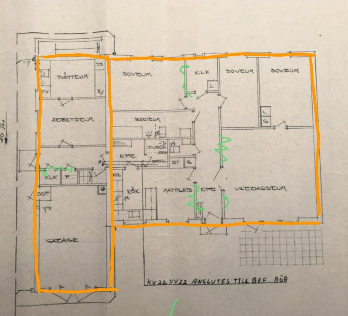 Ritning av en bostadsplan med orangea linjer som markerar potentiellt bärande väggar.