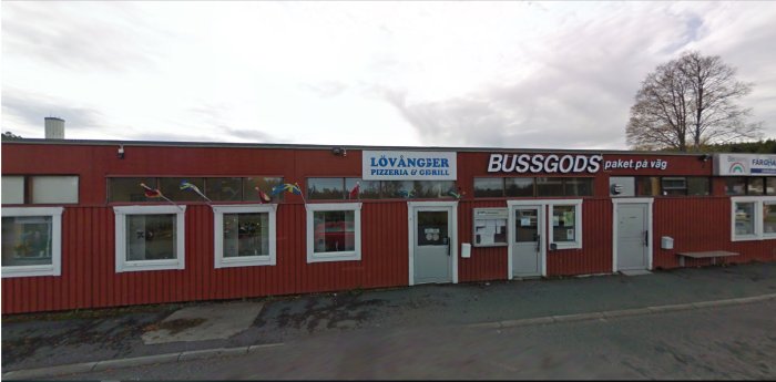 Exteriör av byggnad med skyltarna "Lövånger Pizzeria & Grill" och "BUSSGODS".