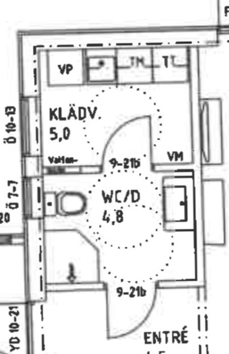 Planritning som visar tvättstuga intill badrum separerade av en vägg med en inritad dörröppning och utrymmesmått.