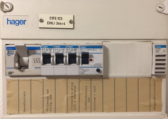 Automatbrytare-box från Hager med tre B10-säkringar och en 25A säkring med testknapp.