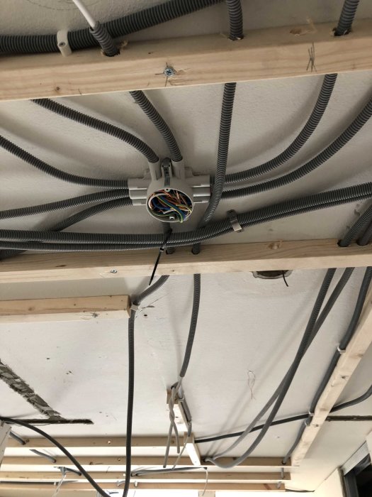 Elledningar och flexibla rör för elinstallationer i taket av ett pågående byggprojekt.