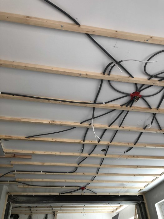 Installation av takreglar och elektriskt ledningsnät i ett pågående renoveringsprojekt.