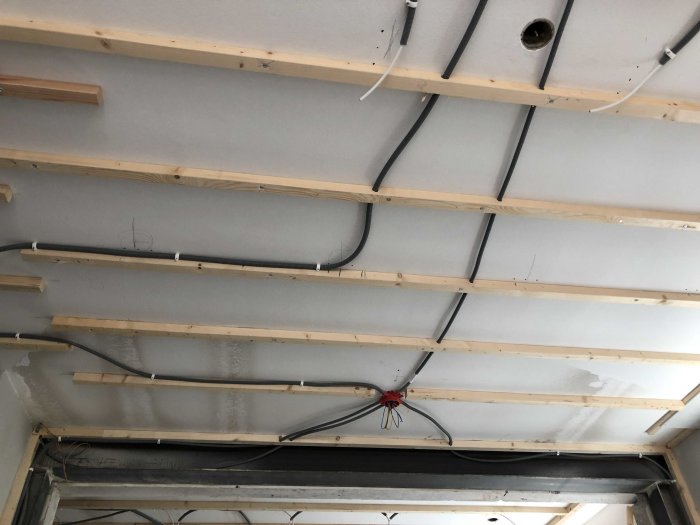 Installation av takreglar och eldragning i pågående renoveringsprojekt.