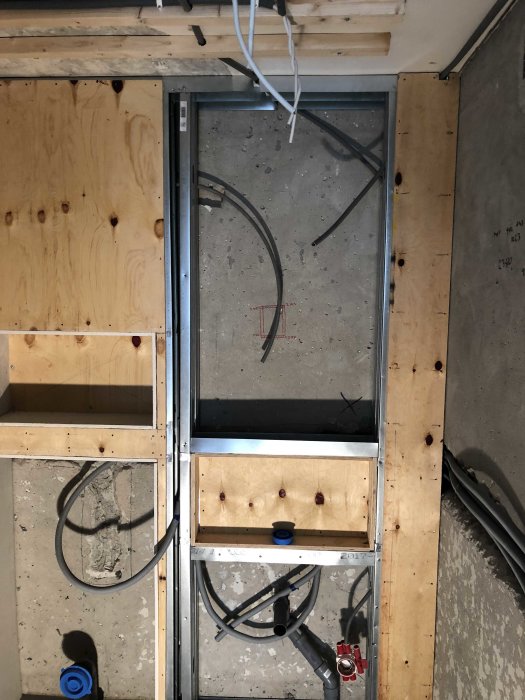 Installation av el och VVS i ett pågående byggprojekt med synliga ledningar och rör.