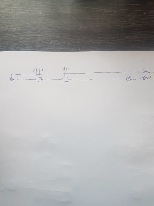 Handritad skiss av elektrisk krets med parallelkopplade element och beteckningar för kablar.