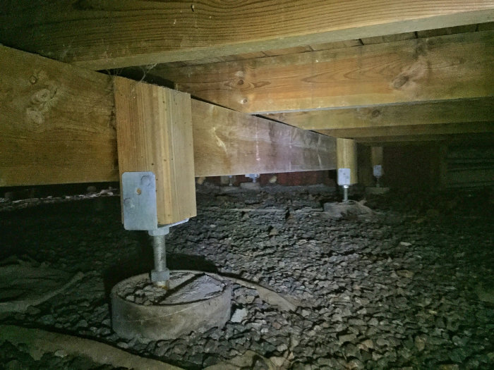 Altanens undre struktur med justerbar stolpsko på gjuten plint i lermark.