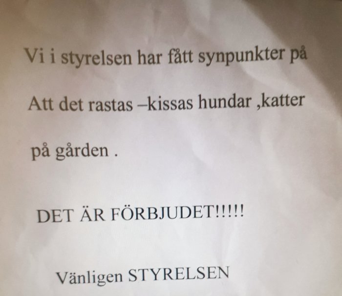 Lapp från styrelsen som förbjuder rastning av hundar och katter på gården.