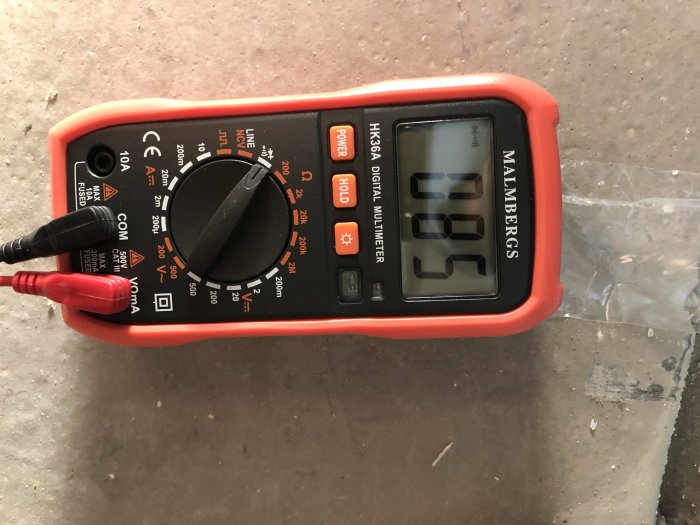 Multimeter som visar resistans på 85 ohm vid mätning av golvvärmeinstallation.