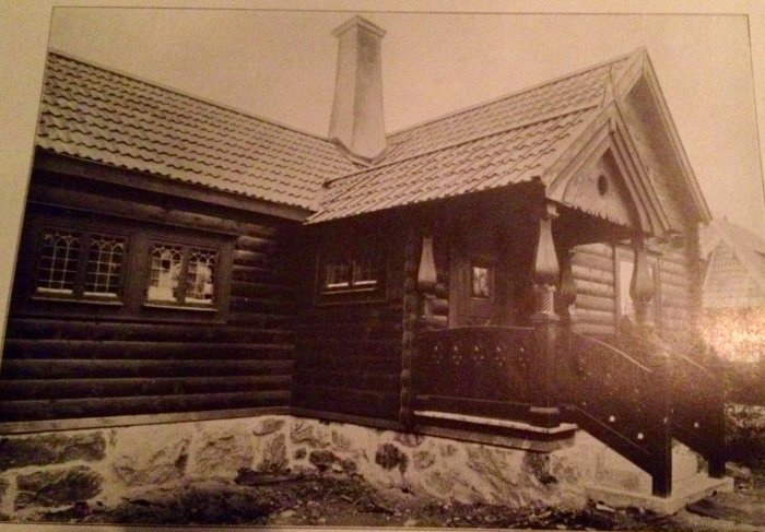 Svartvit bild på en nationalromantisk enplansstuga från 1908, designad av Alf Landén.