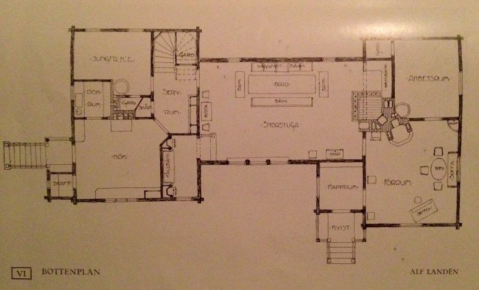 Ritning av bottenplanen för ett nationalromantiskt hus från 1908, designat av Alf Landén, med beteckningar för varje rum.