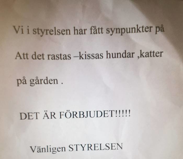 Informationsblad från en bostadsrättsförening som förbjuder rastande av hundar och katter på gården.