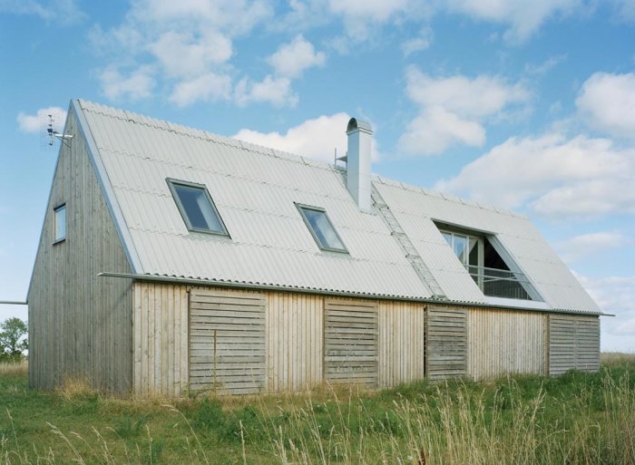 Mattias Palmes ladhus på Fårö, med träfasad, korrugerat tak och omgiven av natur.